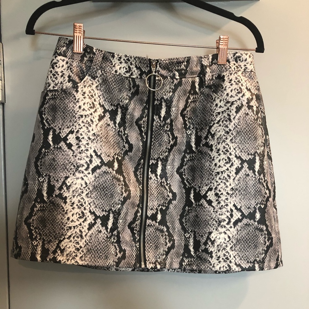 snakeskin zip up mini skirt!!✨✨